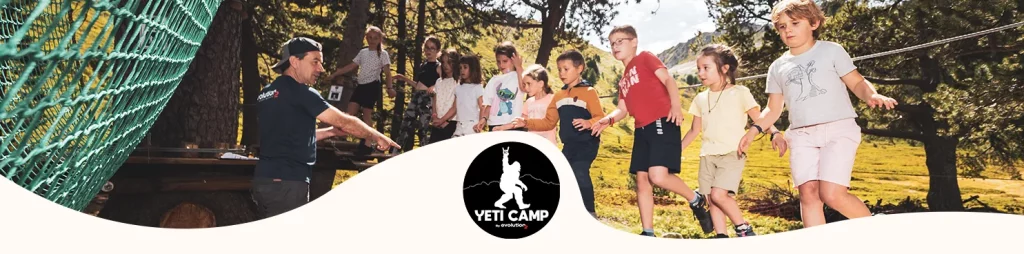 Enfants faisant un parcours aventure en plein air au Yéti Camp aux Arcs encadrés par un animateur"