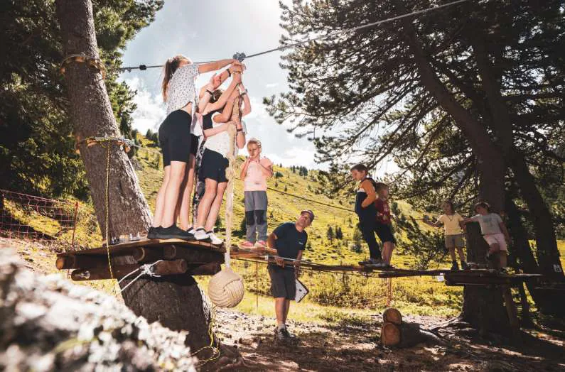Enfants faisant un parcours accrobranche encadré au Yéti Camp aux Arcs, activités plein air en montagne