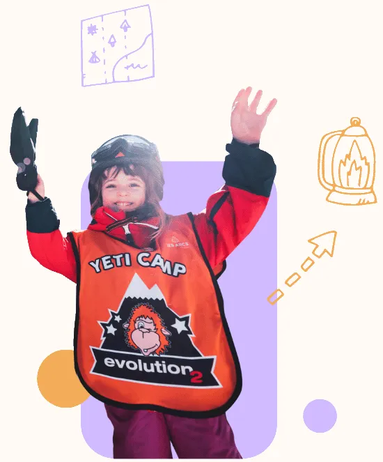 Enfant heureux en tenue de ski au Yéti Camp aux Arcs, club enfant en montagne