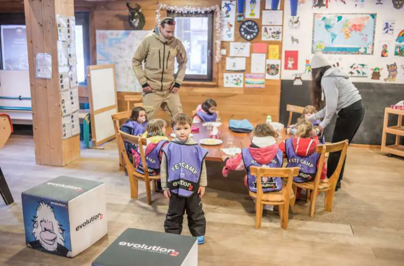 Enfants au Yéti Camp aux Arcs participant à des activités en intérieur encadrés par les animateurs